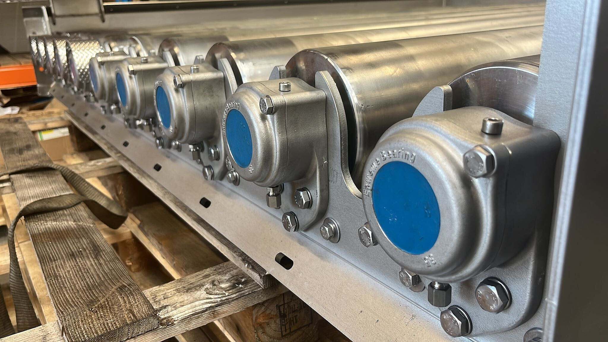 Corrosion proof 3 hole flange bearing unit, containing a spherical rollerbearing and adaptersleeve
